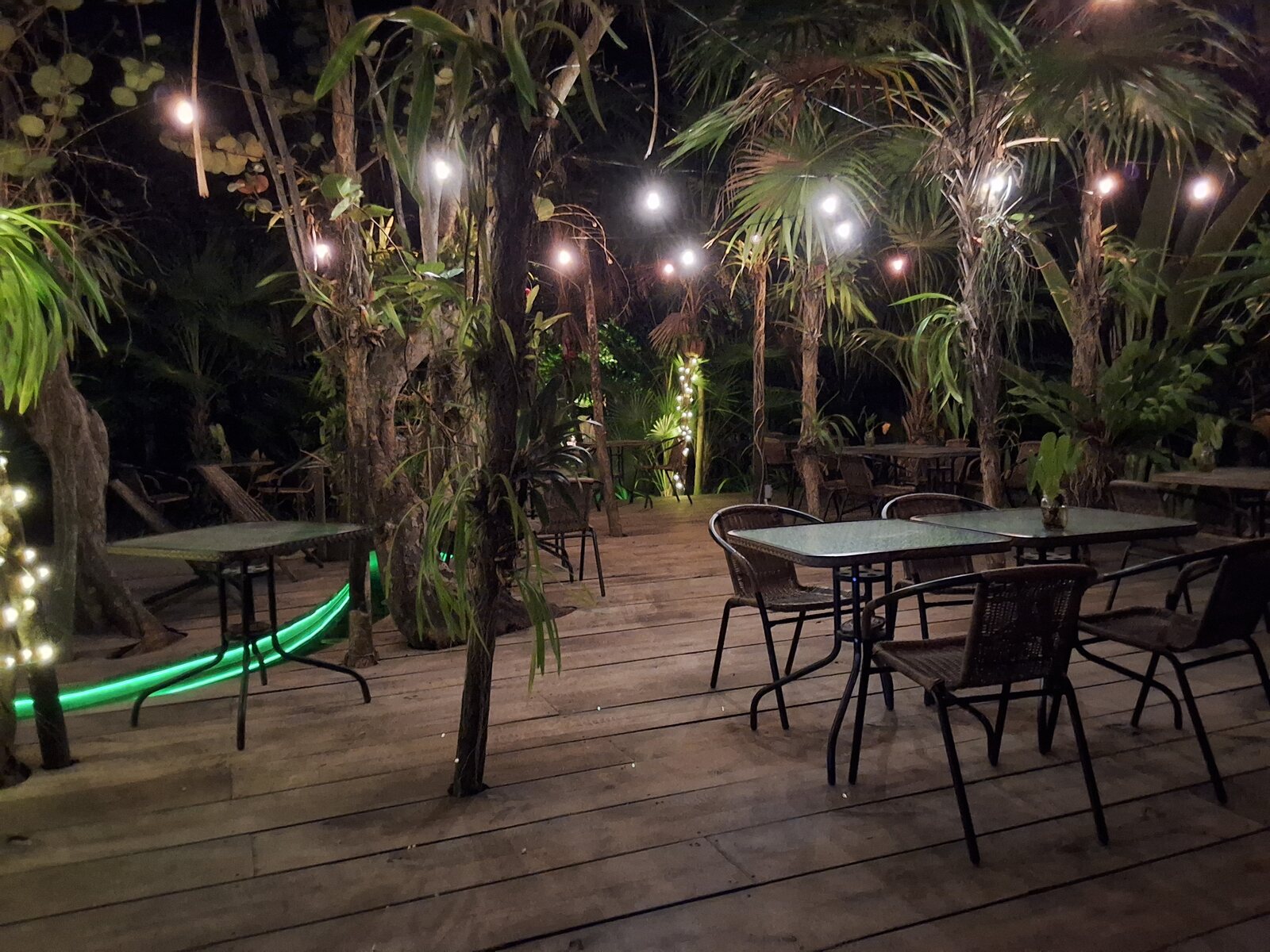 Suggestion Gourmet illuminated terrace at night